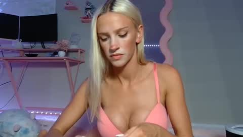 Snapshot of elsa_may chatting on April 24, 12:57 am elsa_may online show from April 24, 12:57 am