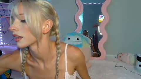 Snapshot of elsa_may chatting on June 16, 12:13 am elsa_may online show from June 16, 12:13 am
