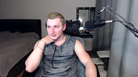 Snapshot of elvin_vaenight chatting on October 15, 10:10 pm Elvin Vaenight online show from October 15, 10:10 pm
