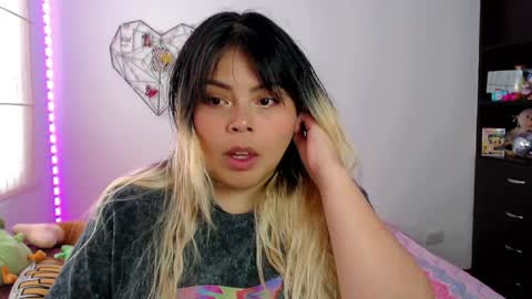 Snapshot of elymoon chatting on April 1, 10:18 pm Ely online show from April 1, 10:18 pm