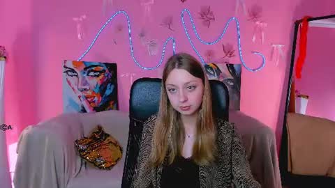 Snapshot of elyra_lir chatting on June 10, 6:01 am Elly online show from June 10, 6:01 am