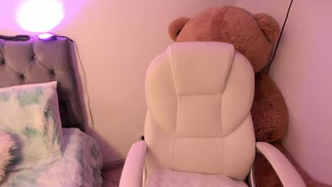 Snapshot of elyross_ chatting on April 15, 11:05 pm Ross online show from April 15, 11:05 pm
