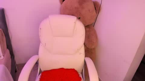 Snapshot of elyross_ chatting on June 16, 9:50 pm Ross online show from June 16, 9:50 pm