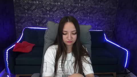 Snapshot of elyslunar_ chatting on December 7, 10:01 am Call me Elis online show from December 7, 10:01 am