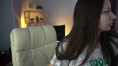 Snapshot of elyslunar_ chatting on December 12, 6:36 am Call me Elis online show from December 12, 6:36 am