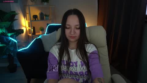 Snapshot of elyslunar_ chatting on December 20, 9:43 am Call me Elis online show from December 20, 9:43 am