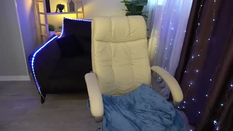 Snapshot of elyslunar_ chatting on January 15, 12:25 pm Call me Elis online show from January 15, 12:25 pm