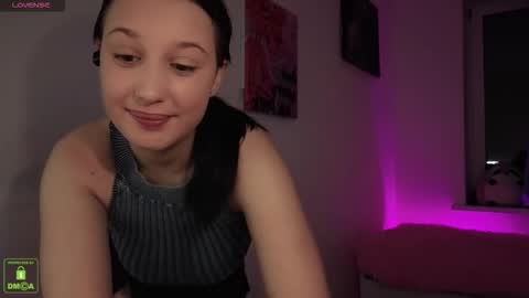 Snapshot of em1l1a chatting on October 17, 8:11 pm Em1l1a online show from October 17, 8:11 pm