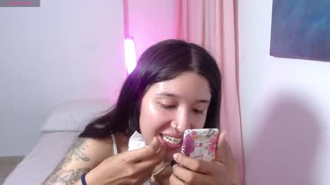 Snapshot of em_aa1 chatting on February 1, 12:18 am A N D R E A online show from February 1, 12:18 am