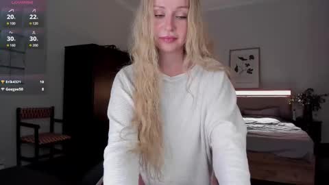 Snapshot of em_emilie chatting on September 13, 4:40 pm Emilie online show from September 13, 4:40 pm