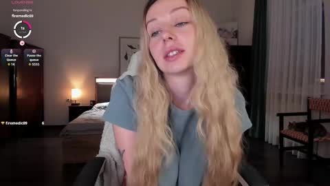 Emilie online show from October 15, 2:50 pm