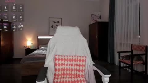 Emilie online show from October 24, 3:30 pm