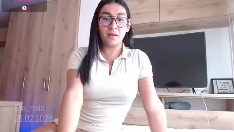 Snapshot of em_rotic chatting on February 25, 6:39 pm Emilia online show from February 25, 6:39 pm