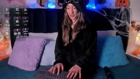 Snapshot of ema_porcaroli chatting on October 30, 9:15 pm Ema online show from October 30, 9:15 pm