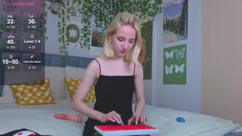 Snapshot of emacalim_ chatting on October 10, 12:26 pm Emma online show from October 10, 12:26 pm