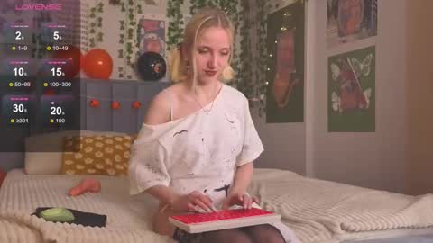 Snapshot of emacalim_ chatting on October 31, 4:52 pm Emma online show from October 31, 4:52 pm