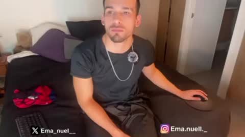 Snapshot of emanuell___ chatting on April 10, 1:22 am emanuell___ online show from April 10, 1:22 am