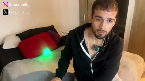 Snapshot of emanuell___ chatting on April 18, 11:27 pm emanuell___ online show from April 18, 11:27 pm
