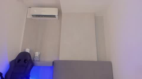 emelie_89 online show from December 15, 10:04 pm