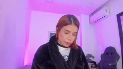 emelie_89 online show from December 29, 11:50 pm