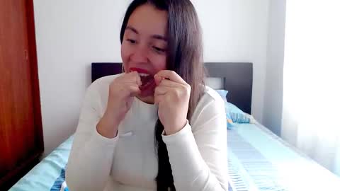 Snapshot of emely_sexx chatting on October 16, 6:31 pm emely_sexx online show from October 16, 6:31 pm