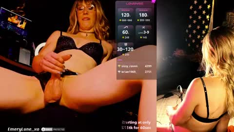 Snapshot of emerylune_xo chatting on April 18, 5:44 am Emery Lune online show from April 18, 5:44 am