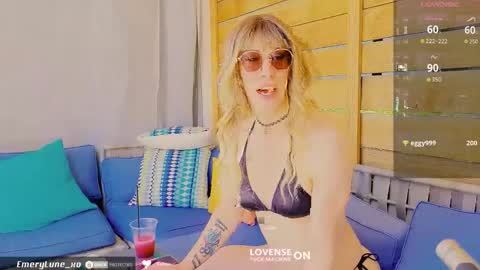 Snapshot of emerylune_xo chatting on April 22, 11:06 pm Emery Lune online show from April 22, 11:06 pm