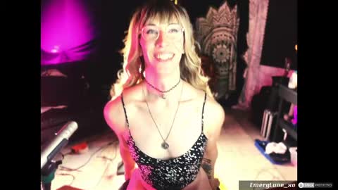 Snapshot of emerylune_xo chatting on May 20, 1:23 am Emery Lune online show from May 20, 1:23 am