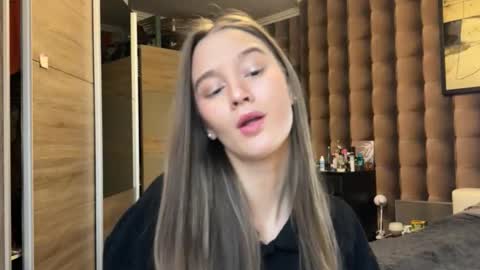 emi__ly online show from November 27, 6:26 am