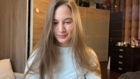 emi__ly online show from December 1, 6:51 am