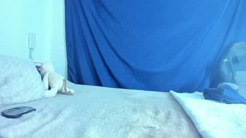 Snapshot of emiily15_ chatting on January 28, 5:46 pm Emi online show from January 28, 5:46 pm