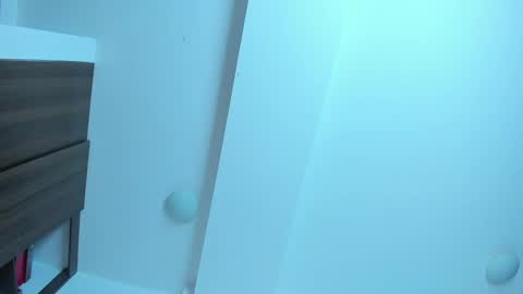 Snapshot of emiily15_ chatting on February 18, 6:37 pm Emi online show from February 18, 6:37 pm