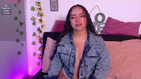 Snapshot of emiily_curly chatting on April 27, 12:58 pm Emily online show from April 27, 12:58 pm