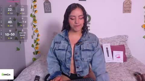Snapshot of emiily_curly chatting on June 22, 12:35 pm Emily online show from June 22, 12:35 pm