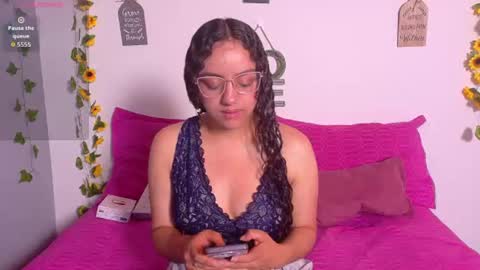 Snapshot of emiily_curly chatting on July 20, 10:18 am Emily online show from July 20, 10:18 am