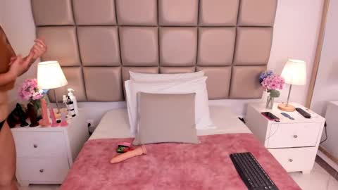 EMILY ROBERTS online show from January 16, 6:59 pm