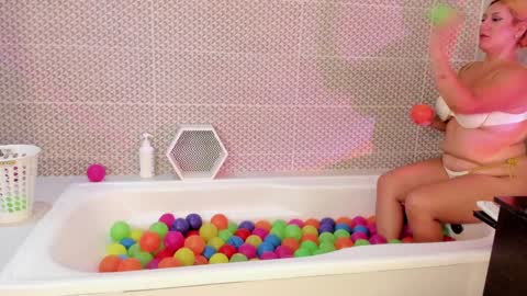 EMILY ROBERTS online show from January 19, 2:04 am