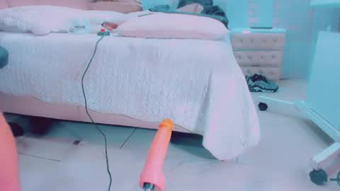 EmillySaenz online show from July 1, 12:18 pm