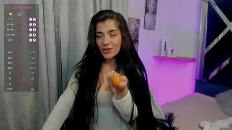 emilayton_ online show from February 19, 4:55 am