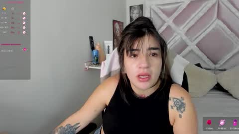 emilayton_ online show from February 10, 8:46 pm