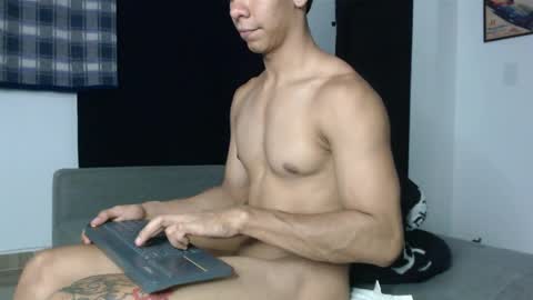 Snapshot of emile_239 chatting on June 4, 3:12 am emile_239 online show from June 4, 3:12 am