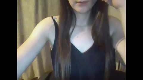 emili0899 online show from September 22, 9:39 pm