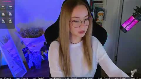 Emili online show from December 3, 2:04 pm