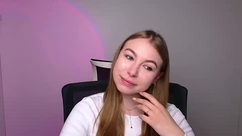 Snapshot of emilia_ilia chatting on February 4, 6:14 am Emilia online show from February 4, 6:14 am