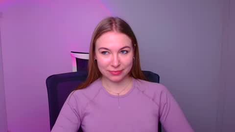Snapshot of emilia_ilia chatting on February 11, 9:09 am Emilia online show from February 11, 9:09 am
