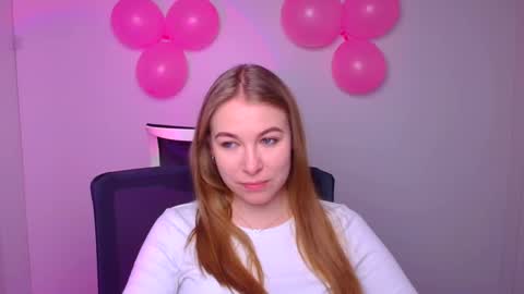 Snapshot of emilia_ilia chatting on February 12, 6:08 am Emilia online show from February 12, 6:08 am