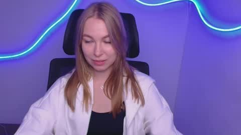 Snapshot of emilia_ilia chatting on September 22, 5:31 am Emilia online show from September 22, 5:31 am