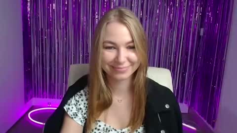 Snapshot of emilia_ilia chatting on September 23, 5:32 am Emilia online show from September 23, 5:32 am