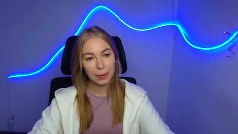 Snapshot of emilia_ilia chatting on September 24, 5:33 am Emilia online show from September 24, 5:33 am