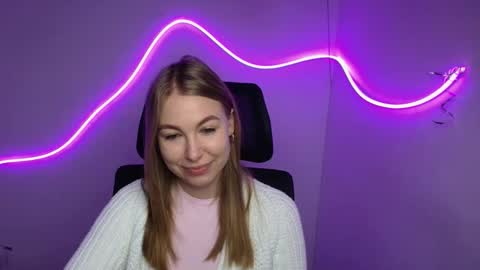 Snapshot of emilia_ilia chatting on October 1, 5:35 am Emilia online show from October 1, 5:35 am